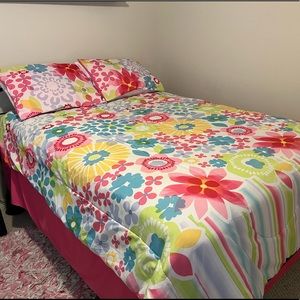 Bright floral bedding set for full size bed